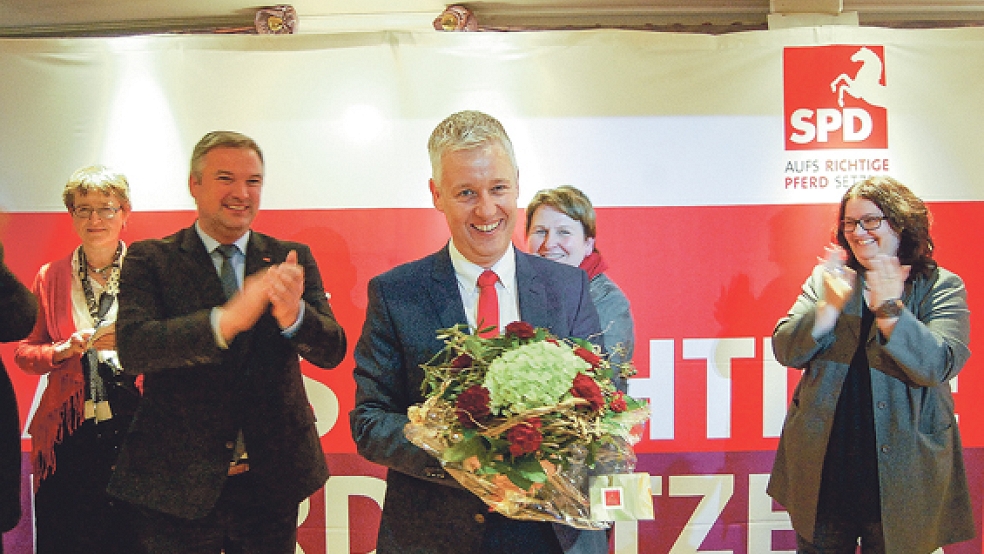 Ein glücklicher Sozialdemokrat: Matthias Groote (Mitte) strahlt nach seiner offiziellen Nominierung zum SPD-Landratskandidaten.  © Foto: Koenen