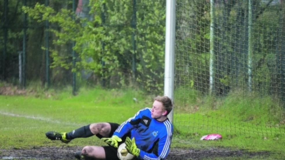 Den hat er: Holthusens Keeper Michael Yzer pariert den Elfmeter von Stefan Venekamp. © Foto: Mentrup