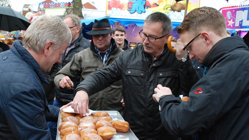 Die Berliner, die Bürgermeister Ludwig Sonnenberg traditionell zur Eröffnung des Johannimarktes verschenkte, ließen sich viele Besucher schmecken. © Foto: Kuper