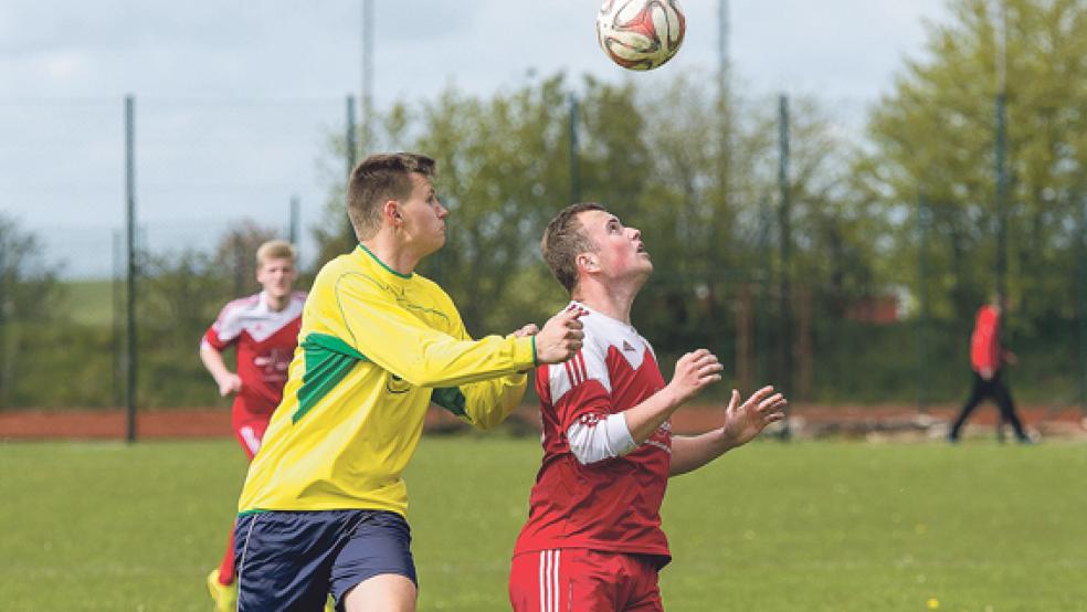 Alles im Blick: Jemgums Gerd Bekker fixiert den Ball - und lässt sich dabei auch von seinem Gegenspieler nicht aus der Ruhe bringen. © Foto: Mentrup