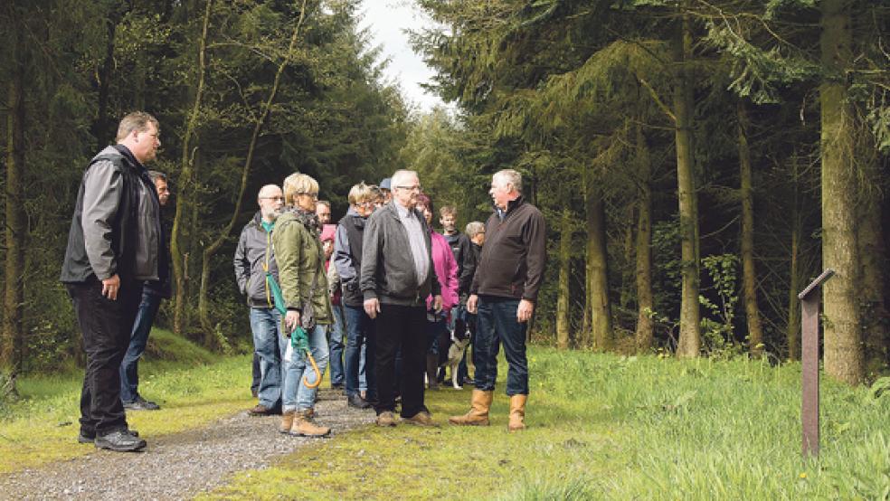 Manfred Robbe - vorne rechts - erzählte den zahlreichen Besuchern etwas über die 28 verschiedenen Pflanzen, die im Stadtwald in Holthusen wachsen. © Foto: Abbas
