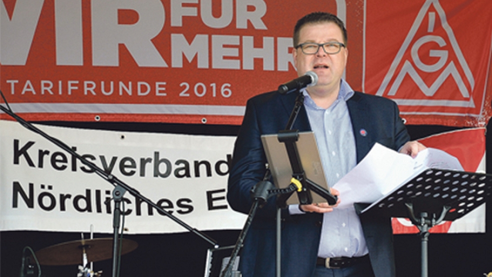 Thomas Gelder aus Bunde hielt eine kämpferische Rede auf der Maikundgebung des DGB in Papenburg. © Fotos: Schade