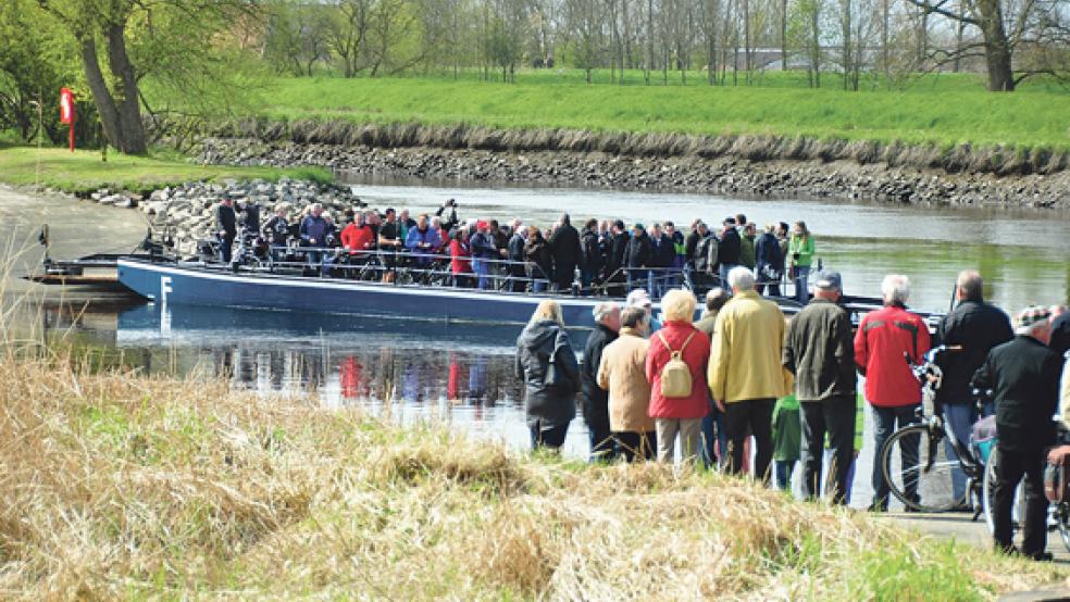 Saisonauftakt am 1. Mai: Europas älteste handbetriebene Wagenfähre in Wiltshausen setzt wieder bis 3. Oktober wieder über die Jümme über.  © Foto: Wolters 