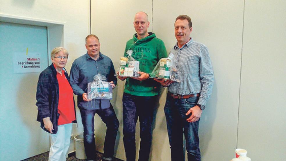 Der DRK-Ortsverein Holthusen-Stapelmoor ehrte treue Spender (von links): Heide Robbe vom DRK-Ortsverein mit Udo Vry, der für seine 100. Spende geehrt wurde sowie Jens Groenewold (80. Spende) und Hinrich Leemhuis (70. Spende). © Foto: DRK 