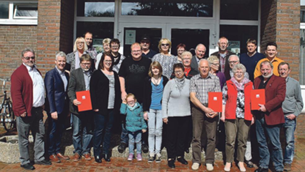 Beim Frühschoppen des SPD-Ortsvereins Bunde wurden langjährige Parteimitglieder vom Landratskandidaten Matthias Groote (Zweiter von links) geehrt. © Foto: privat