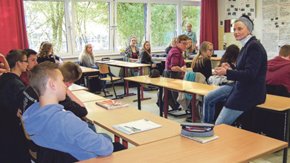 In der Diskussion über die Flüchtlingsproblematik stellten die Jugendlichen viele Fragen an die Bundestagsabgeordnete Gitta Connemann. © Foto: privat