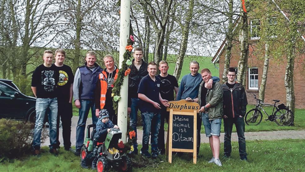 Einige der Pogumer Maibaum-Diebe und ihre Beute. 20 Leute trugen den Ditzumer Baum zum Dörphuus. © Foto: privat