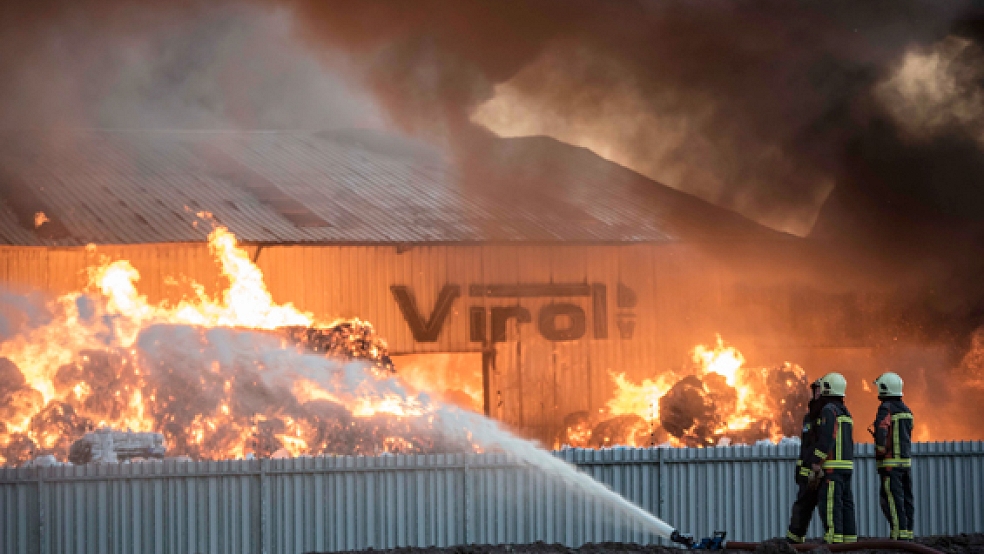 In dem Recyclingbetrieb »Virol« in Scheemda brach Dienstagabend ein Feuer aus. Auch am Mittwoch bekämpfte die Feuerwehr auflodernde Glutnester in dem Papierlager. © Foto: Klemmer