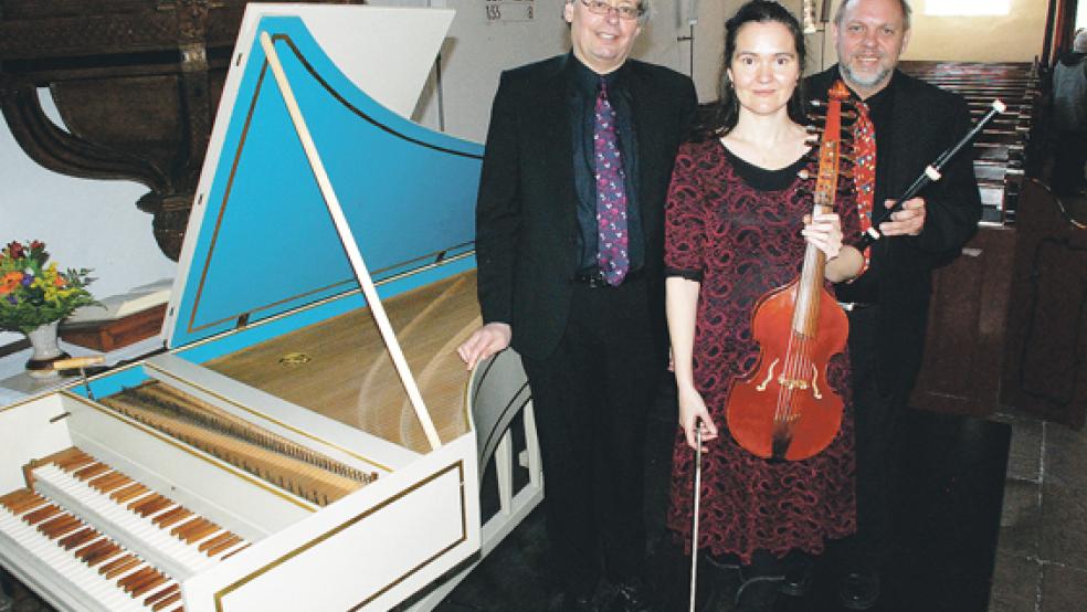 Drei Solisten und dennoch ein Ganzes: Pieter Dirksen (Orgel und Cembalo), Arwen Bouw (Violine und Viola d’amore) und Hajo Wienroth (Traversflöte) spielten das Sonntagskonzert, in dem auch das »Cembalo nach Dulcken« zu hören war. © Foto: Kuper