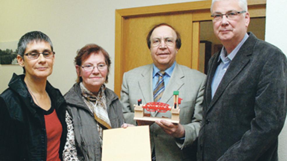 Kollektengeld und Spenden von mehr als 3300 Euro erhielt Silke Rösner (links) in Weenermoor für ihr Hilfsprojekt in Ghana überreicht von Johanne Groenewold, Pastor i. R. Hermann Weber mit einer symbolischen Brücke und dem Kirchenratsvorsitzen Karlheinz Hinderks (rechts).  © Foto: Kuper