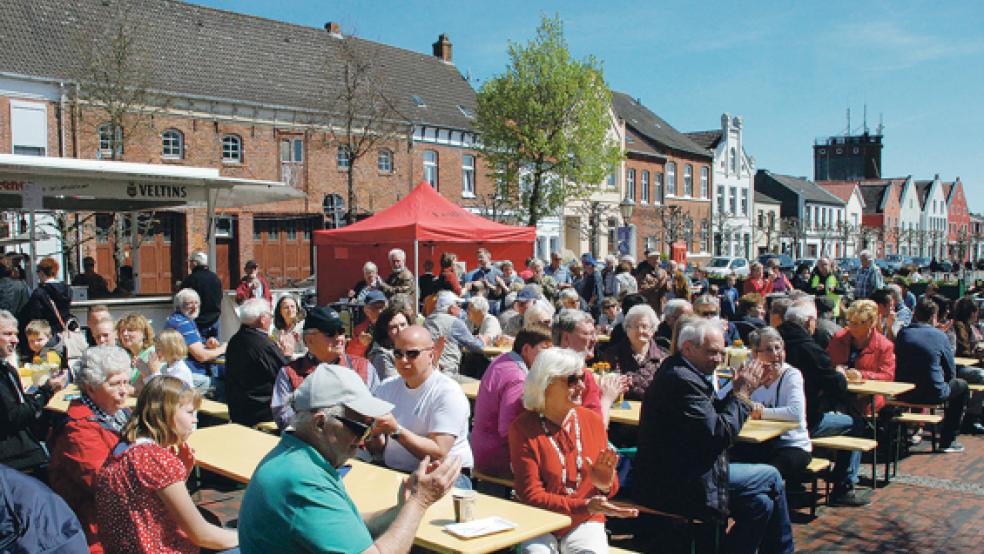 Einen sonnigen Feiertag am alten Hafen in Weener erlebten die musikbegeisterten Besucher mit den drei Orchestern des TurnerMusikVereins (TMV) und dem Shanty-Chor »Vör Anker«. © Foto: Kuper
