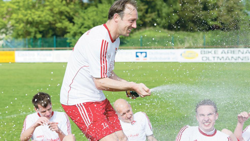 Im Feiern haben die Jemgumer und ihr Trainer Bernhard Lübbers mittlerweile Erfahrung: Im vergangenen Sommer stieg in Heisfelde die große Meistersause. An diesem Wochenende könnten sie den Aufstieg in die Bezirksliga bejubeln © Foto: Mentrup