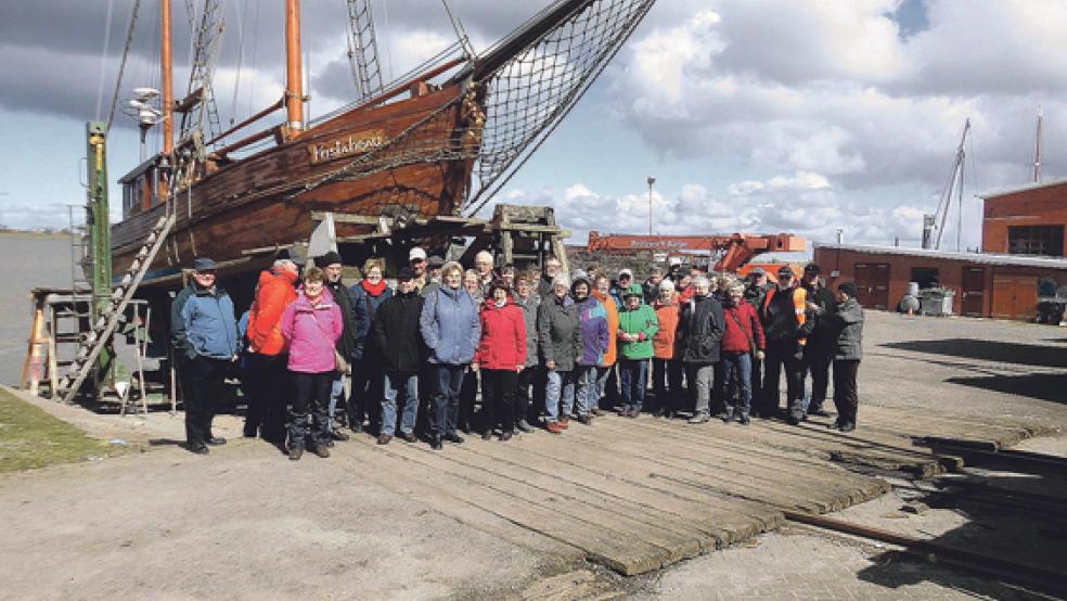 Auf der ersten Fahrradtour der Saison legten die ADFC-Mitglieder der Ortsgruppe Rheiderland auf der Ditzumer Bültjer Werft einen Halt ein. Gerjet Bültjer führte die Radfahrer über die Werft.  © Foto: ADFC