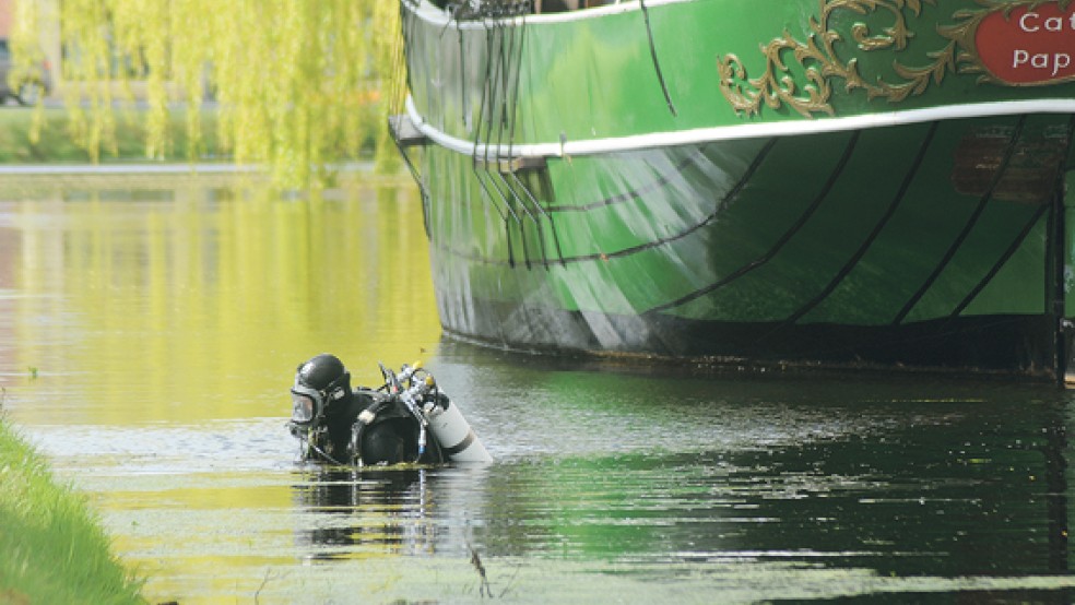 Im Schatten der »Catharina von Papenburg« suchte dieser Polizeitaucher im Wiek-Kanal in Papenburg nach Diebesgut und Einbruchswerkzeug. © Foto: Hellmers