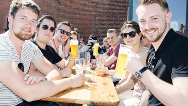 Weener zeigt sich in bester Bierlaune