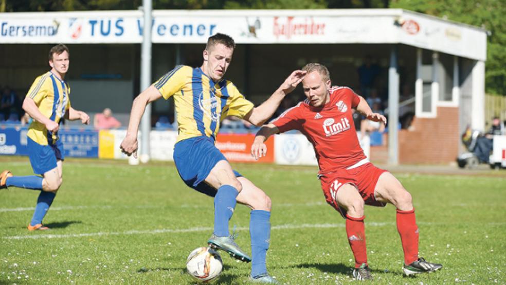 Martin Meyer bittet zum Tanz: Weeners Spielmacher lässt Ihrhoves Christian van Hoorn aussteigen.  © Foto: Bruins
