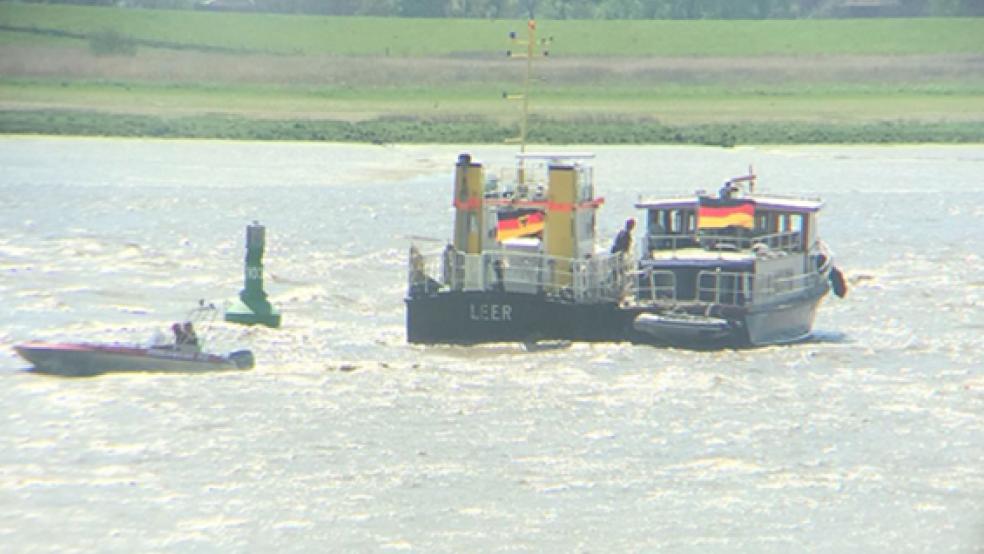 Ein Arbeitsschiff der Wasser- und Schifffahrtsverwaltung kam dem manövrierunfähigen Boot zur Hilfe. © Foto: Feuerwehr