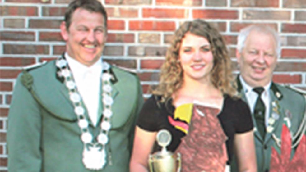 Treffsicher: Im Bild von links der amtierende Schützenkönig Andreas Groen, Maike Scheller (neue Jugendkönigin) und Jan Schipper (stellvertretender Vorsitzender). © Foto: Mierke