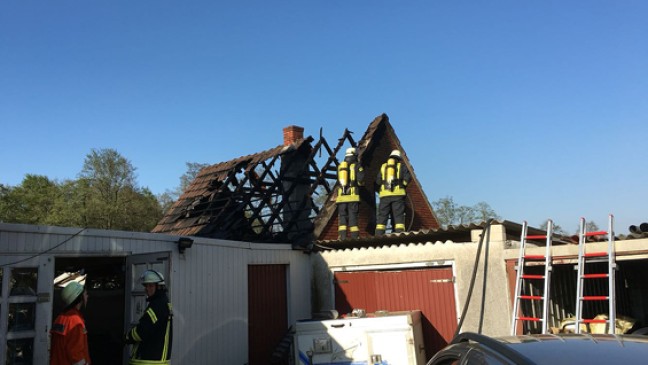 Flammen schlagen aus Hausdach