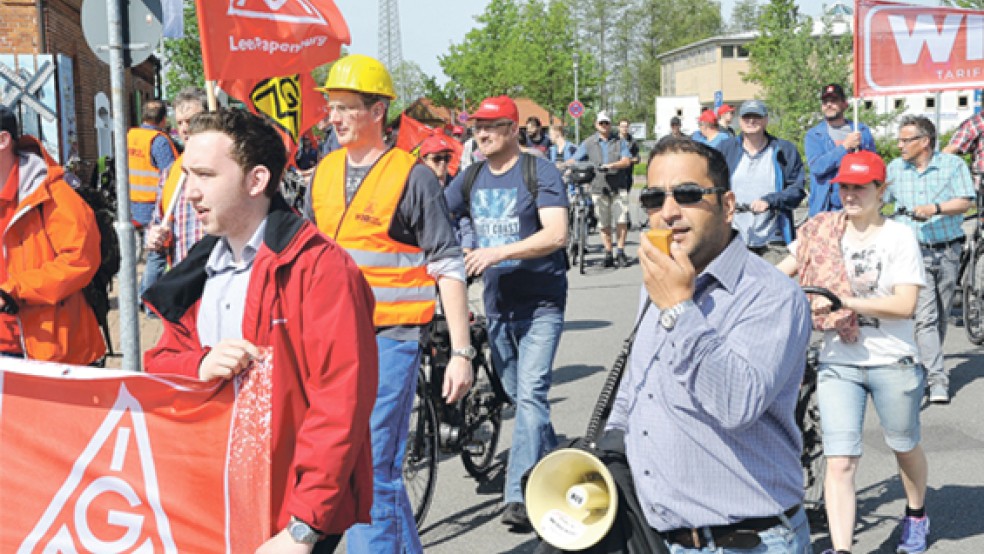 »Mehr Asche in die Tasche«, forderte Ibrahim Ergin lautstark über ein Megafon. Auch Nico Bloem aus Weener nahm an der Demonstration in Papenburg teil.  © Foto: Schade 