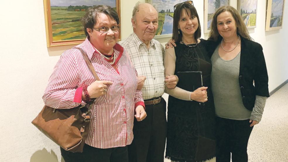 Beendete seine Ausstellung im Kreise der Familie: Dr. Volker Bornemann (Mitte) mit seinen Töchtern Stella Bornemann-Brandstrup (links) und Regina Bornemann (rechts) sowie Dr. Bornemanns Nichte Antke Bornemann.  © Foto: Löning 