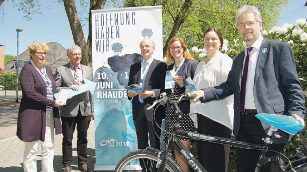 Präses Hilke Klüver, Superintendent Gerd Bohlen, Landessuperintendent Dr. Detlef Klahr (Sprengel Ostfriesland), Pastorin Marion Steinmeier (evangelisch-lutherische Geschäftsführerin), Pastorin Bianca Spekker (evangelisch-reformierte Geschäftsführerin) und Kirchenpräsidenten Martin Heimbucher stellten das Programm des Kirchentages vor. © Foto: Janßen