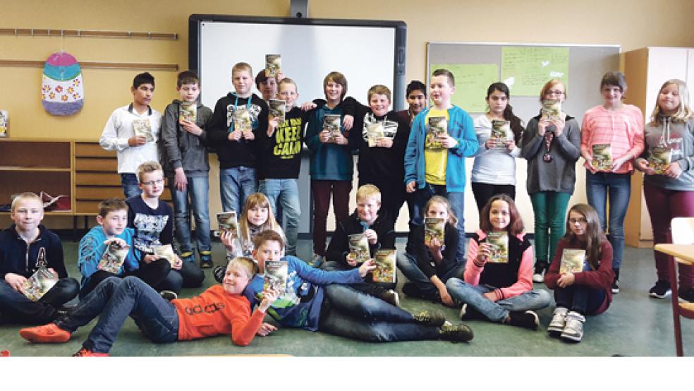 Schüler der Oberschule in Weener freuen sich über eine Buchspende der Buchhandlung Klinkenborg zum »Welttag des Buches«.  © Foto: Oberschule Weener 