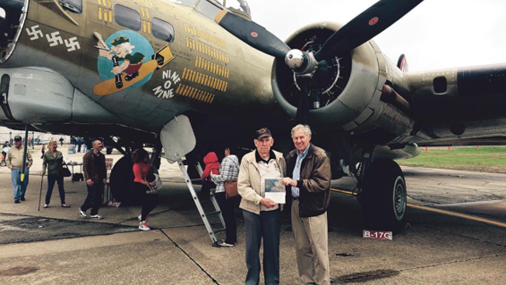 Tony Crawford (rechts) trifft den mittlerweile verstorbenen Weltkriegs-Veteranen Basil Hacklemann. Er gehörte zu den Crewmitgliedern eines Bombers, der trotz des Ausfalls von drei Motoren wohlbehalten zur Basis zurückkehrte. Crawfords Onkel Charles hingegen starb bei einem Absturz. © Foto: privat