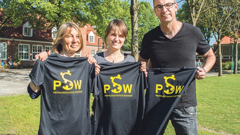 Begeisterte Ossilooper sind Anke Schrader (l.), Ineke Ubbens und Thorsten Eesmann. In diesem Jahr tragen sie erstmals T-Shirts der Pestalozzischule Weener. © Foto: Mentrup
