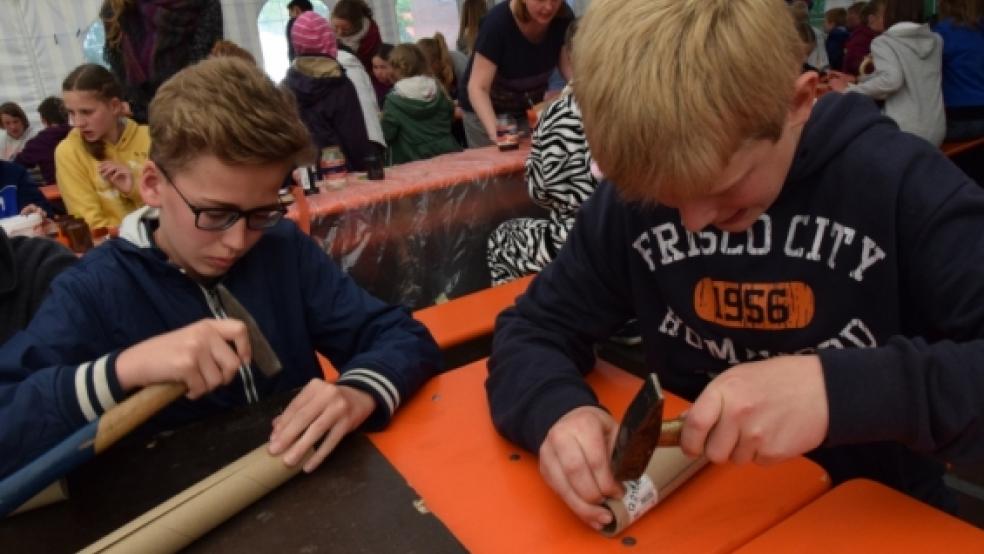 Gunnar Kramer (links) aus Wymeer und Jan Nagel bauten »Regenmacher« beim »My Camp« in Boen. © Zuidema 