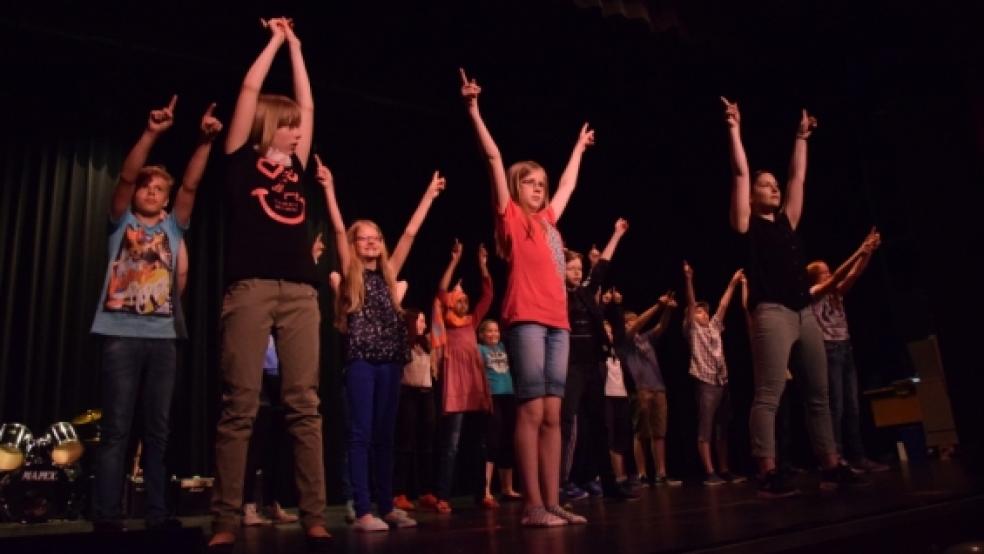 Beim »Bunten Abend« an der Oberschule in Weener wurde viel getanzt. © Zuidema 