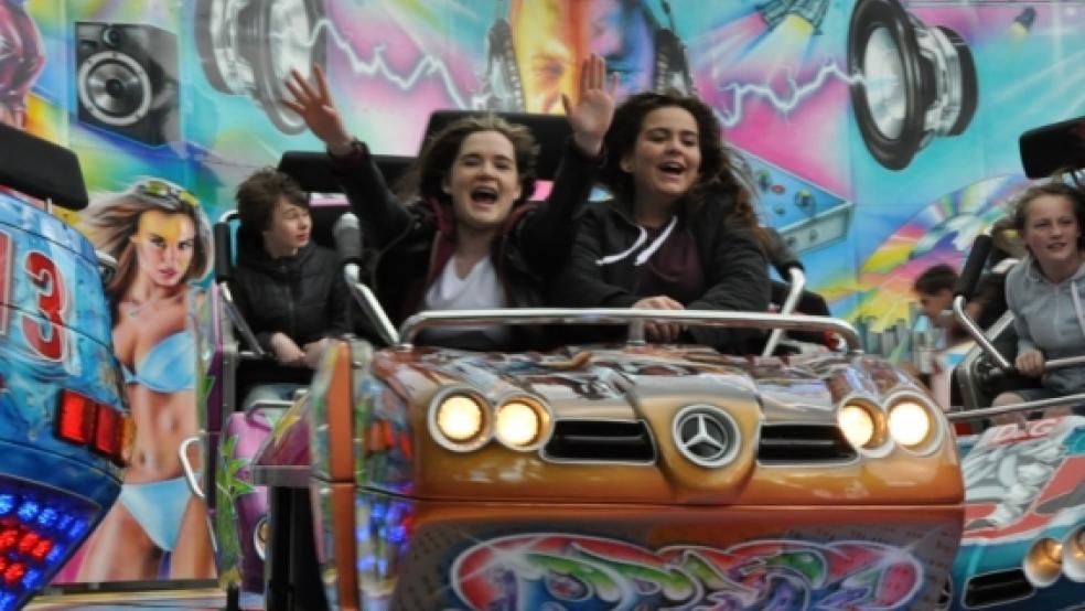 Auf dem Bunder Pfingstmarkt standen bei den Jugendlichen die Karussells hoch im Kurs. Der heutige Dienstag steht ganz im Zeichen der Familien. An diesem Tag gibt es Jubel und Trubel zu ermäßigten Preisen.  © Boelmann 