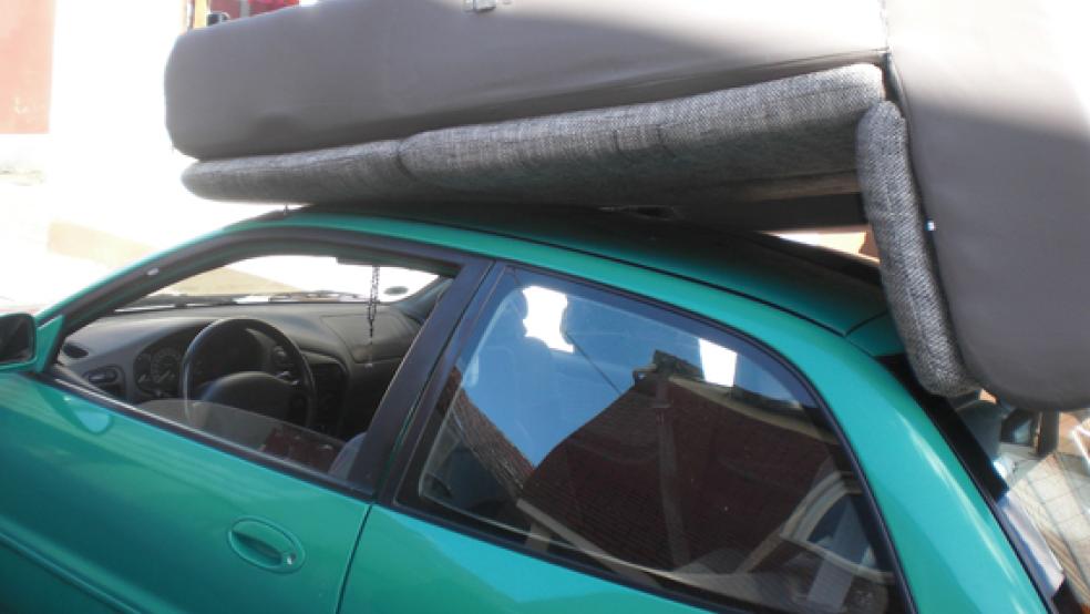 Diesen haarsträubenden Möbeltransport beendete die Polizei in Weener. © Foto: Polizei