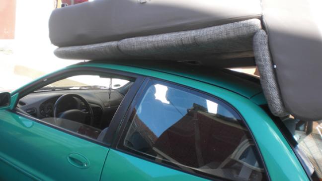 Sofa auf Autodach transportiert