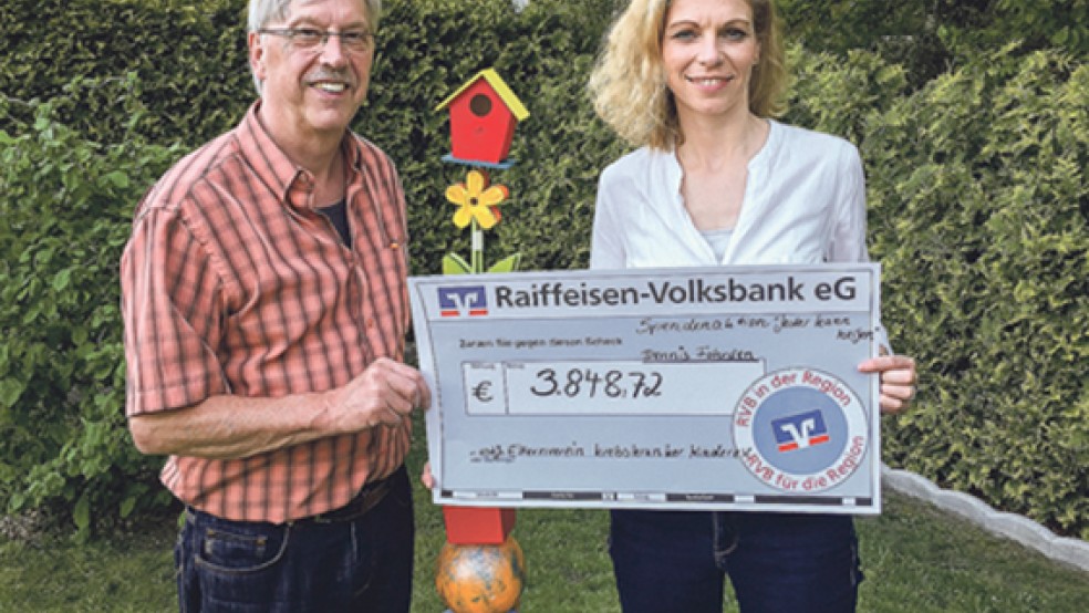 Dieter Seemann vom Verein krebskranker Kinder empfing nun die Restsumme von 3.848,72 Euro der Spendenaktion von Verena Fohrden. © Foto: privat