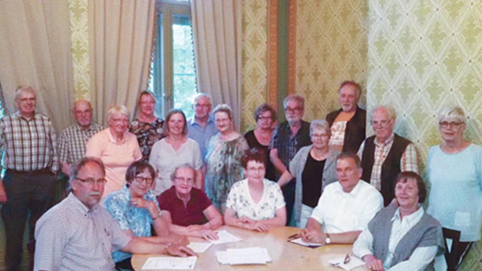 Der neugewählte Vorstand (vorne von links) in der Evenburg in Leer-Loga: Harm Watermülder, Edith Ruiter, Alice Köller, Christa Smith, Gerald Sap und Renate Timmermann. Es fehlt Tebbe Billker. Die Mitglieder der Fremdenverkehrsgemeinschaft – im Hintergrund – stärken den Vorstand den Rücken.  © Foto: privat