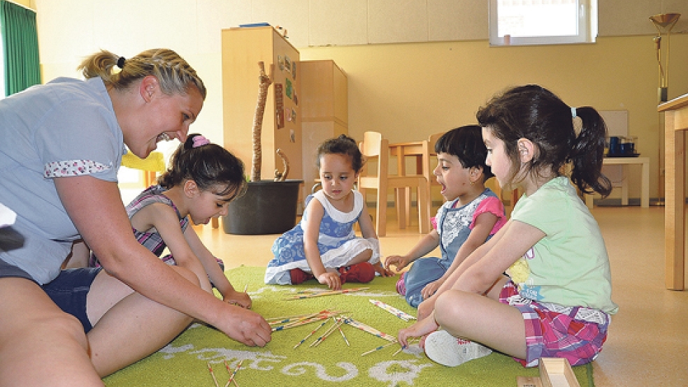 Erzieherin und Integrationsfachkraft Natascha Koch betreut in der Kindertagesstätte »Jona« in Weener mehrere Flüchtlingskinder. © Foto: Boelmann