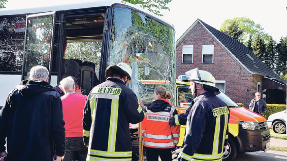 Einer der Busse, die an dem Unfall auf dem Weg zum Ossiloop beteiligt waren. Die Front des hinteren Busses, der aufgefahren war, war völlig demoliert, das Glas der Windschutzscheibe gesprungen. © Foto: Möller