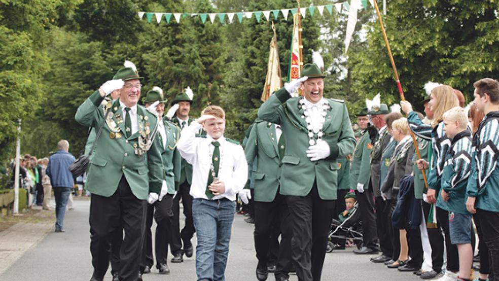 Gute Stimmung im vergangenen Jahr: Schützenhauptmann Theodor Freerks, Jugendschützenkönig Tobias Groen und Schützenkönig Andreas Groen (im Bild von links) hießen die Abordnungen anderer Vereine in Diele willkommen. © RZ-Foto: Archiv