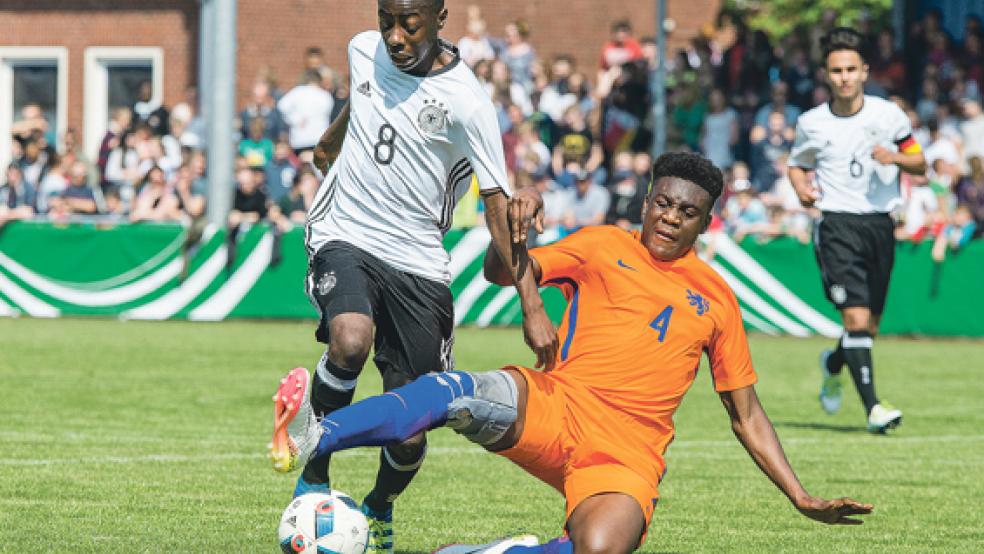 Mit vollem Einsatz grätscht der Niederländer Paul Fosu-Mensah (rechts) gegen Deutschlands Matondo-Merveille Papela. Die U15-Nationalteams schenkten sich im Nachbarschaftsduell nichts. © Fotos: Mentrup