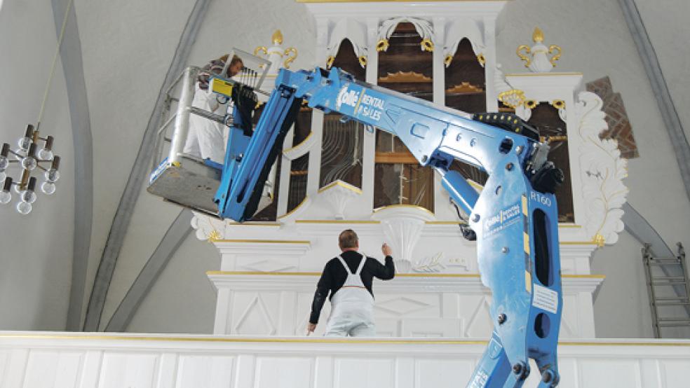 Der Prospekt der Kirchenorgel in Stapelmoor bekam gestern einen neuen Anstrich. Johann Dannen, Malermeister aus Bunde, und sein Team waren hier den ganzen Tag über im Einsatz. © Foto: Hoegen