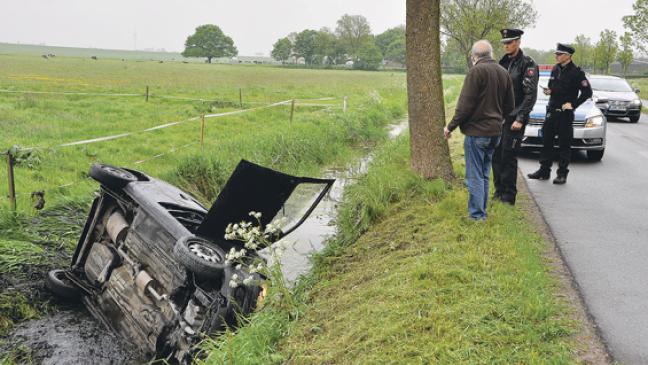Opel landet im Straßengraben
