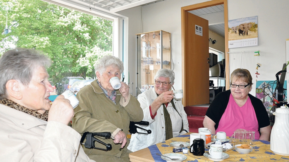 Die Besucherinnen Gerda Hickmann, Käthe Remmers, Elfriede Zillmer (von links) sind regelmäßig im Sozialen Kaufhaus in der Süderstraße in Weener. Mitarbeiterin Fenna Meyer (rechts) unterhält sich gerne mit den Damen.  © Foto: Boelmann