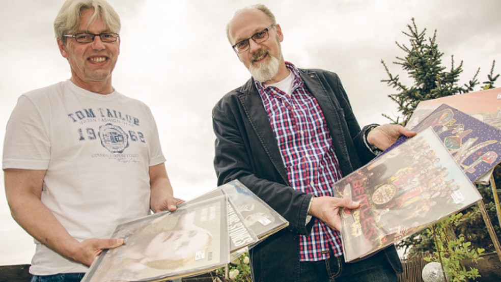 Griff in die private Schatzkiste: Peter Springer (links) und Frank Ammermann schwelgen in Schallplatten-Erinnerungen. © Foto: Hanken