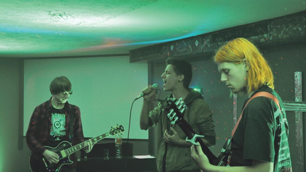 Im Proberaum feilen die Weeneraner Musiker (von links) Alexander Siemens, Fabio Kassebaum und Micha Hinderks an ihren Liedern. Heute tritt »Sunset Skyline« bei einem Bandwettbewerb im Leeraner Jugendzentrum auf.  © Foto: Boelmann