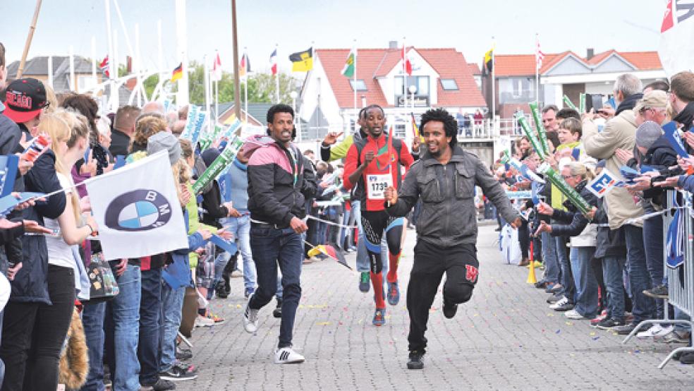 Weldetinsea Teklemariam (Mitte) wurde beim Zieleinlauf von seinen Freunden ausgiebig gefeiert. Er wurde Zweiter in der Gesamtwertung.  © Fotos: Bernd Wolfenberg