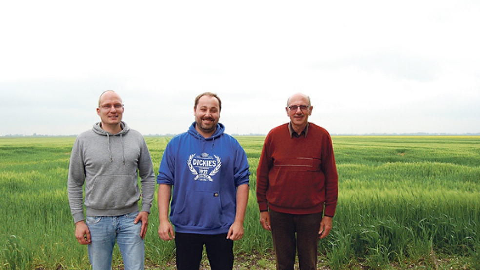Im Einsatz für die Natur: Focko Johannes de Boer, Georg Penon und Klaas Hermann Diddens (von links) vom Vorstand des Landwirtschaftlichen Naturvereins. © Foto: Hoegen
