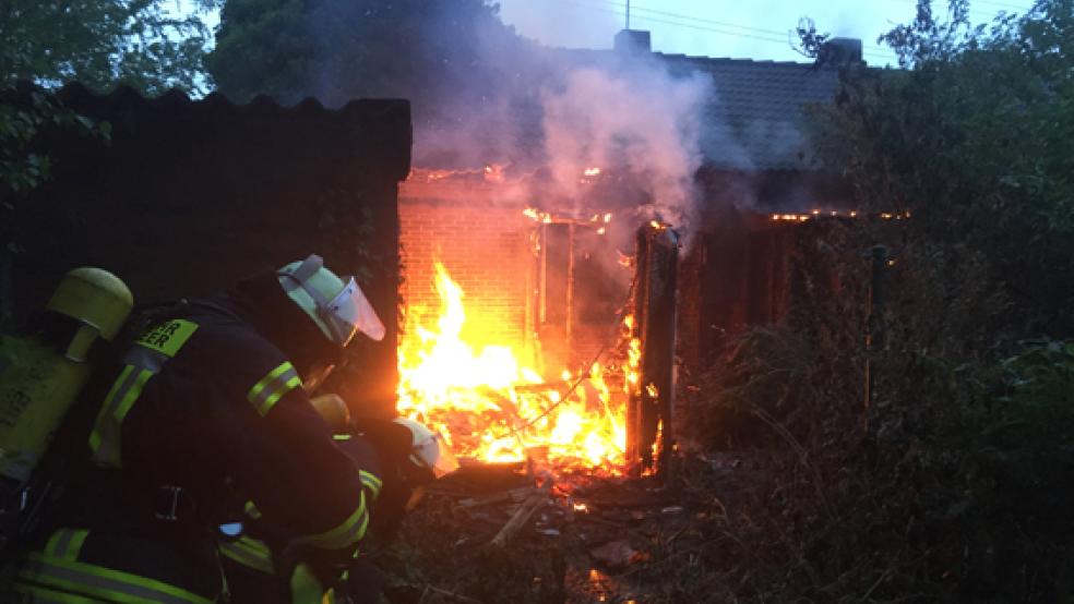 Durch das Feuer zerstört wurde dieser Hausanbau, auch das Haus selbst und die Garage wurden beschädigt. © Foto: Feuerwehr