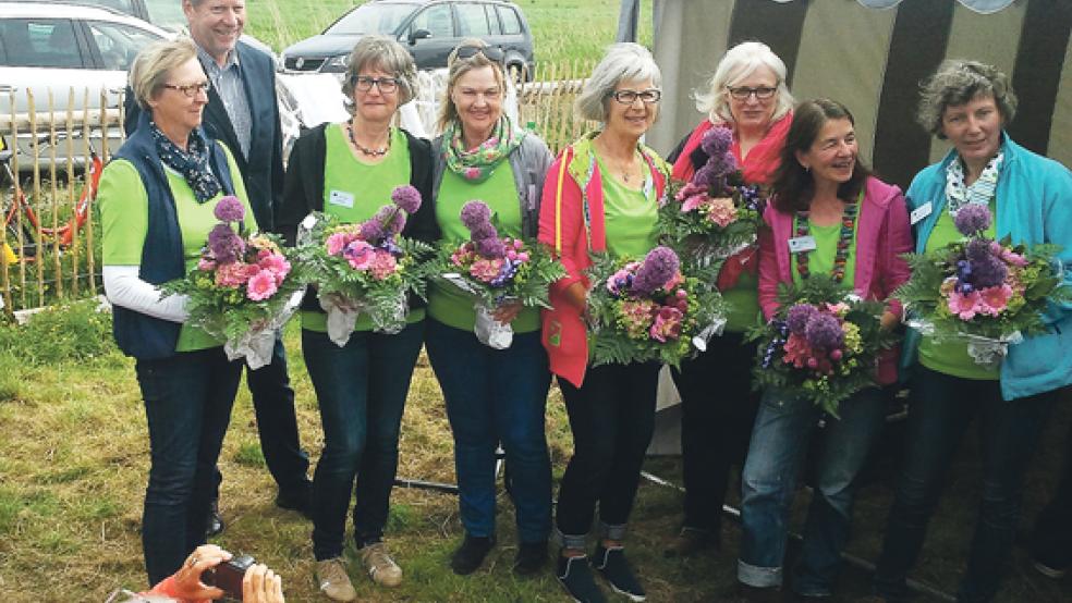 Blumen als Dank für die geleistete Arbeit zugunsten der neuen Streuobstwiese überreichte Bürgermeister Johann Tempel den Frauen von »Proten und Planten« (von links): Adeltraud Bertelsbeck, Sabine Groothuis, Carola Bruhns, Felicitas Sobeck, Heike Meinders, Gabi Vogel und Hinriette Bruhns. Auf dem Foto fehlt »Plantenfrau« Anke Schröder.  © Foto: Kuper