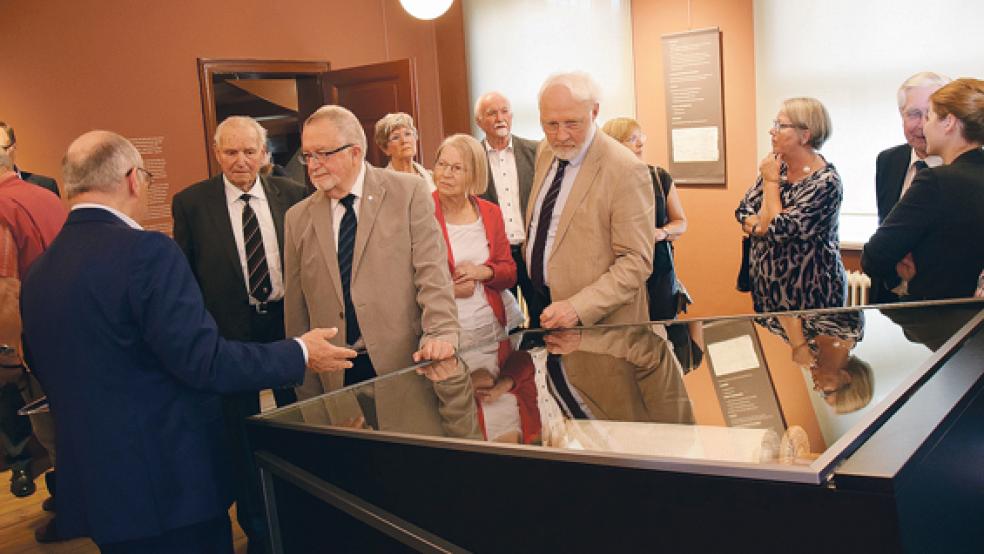 Nach der Eröffnung ließen sich die Gäste Zeit und betrachteten die Exponate eingehend. © Foto: Zuidema